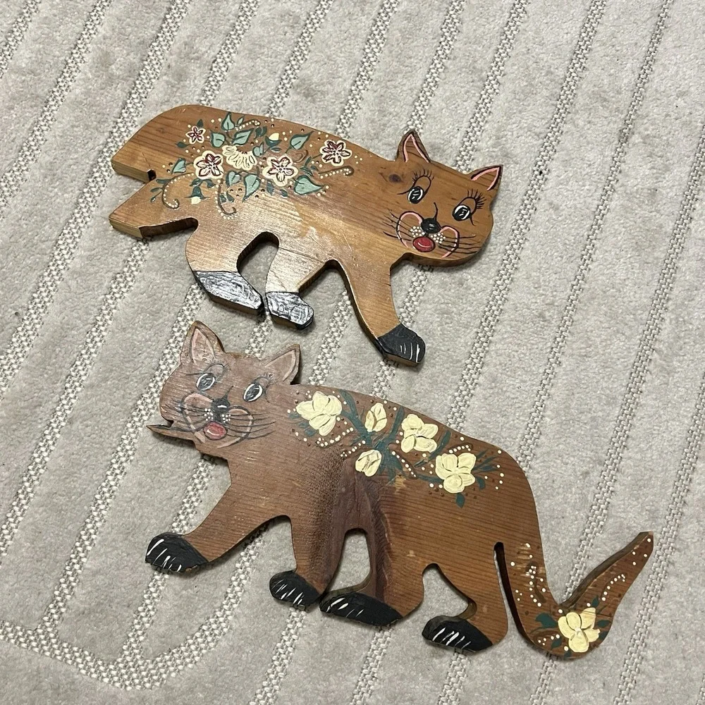VTG 1991 Folk Art Hand Painted Wooden Calico Cat Signed Floral cottage Set Of 2